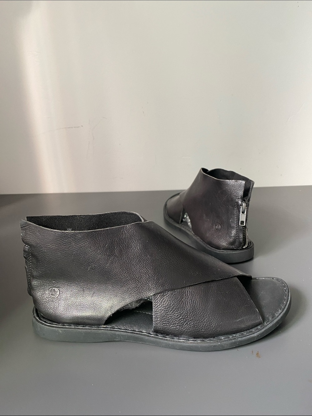 Born IWA Black Leather Crossover Open-Toe Sandals Sz 9 Minimal Effortlessly Chic